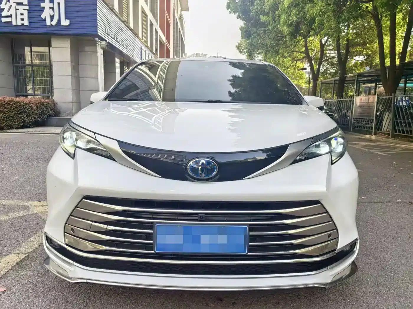 2023 Sienna 2.5L Hybrid Luxury Welfare Edition — миниатюра 2