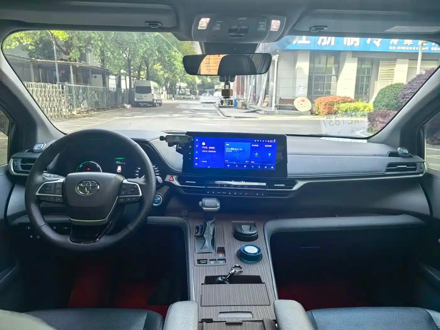 2023 Sienna 2.5L Hybrid Luxury Welfare Edition — миниатюра 4