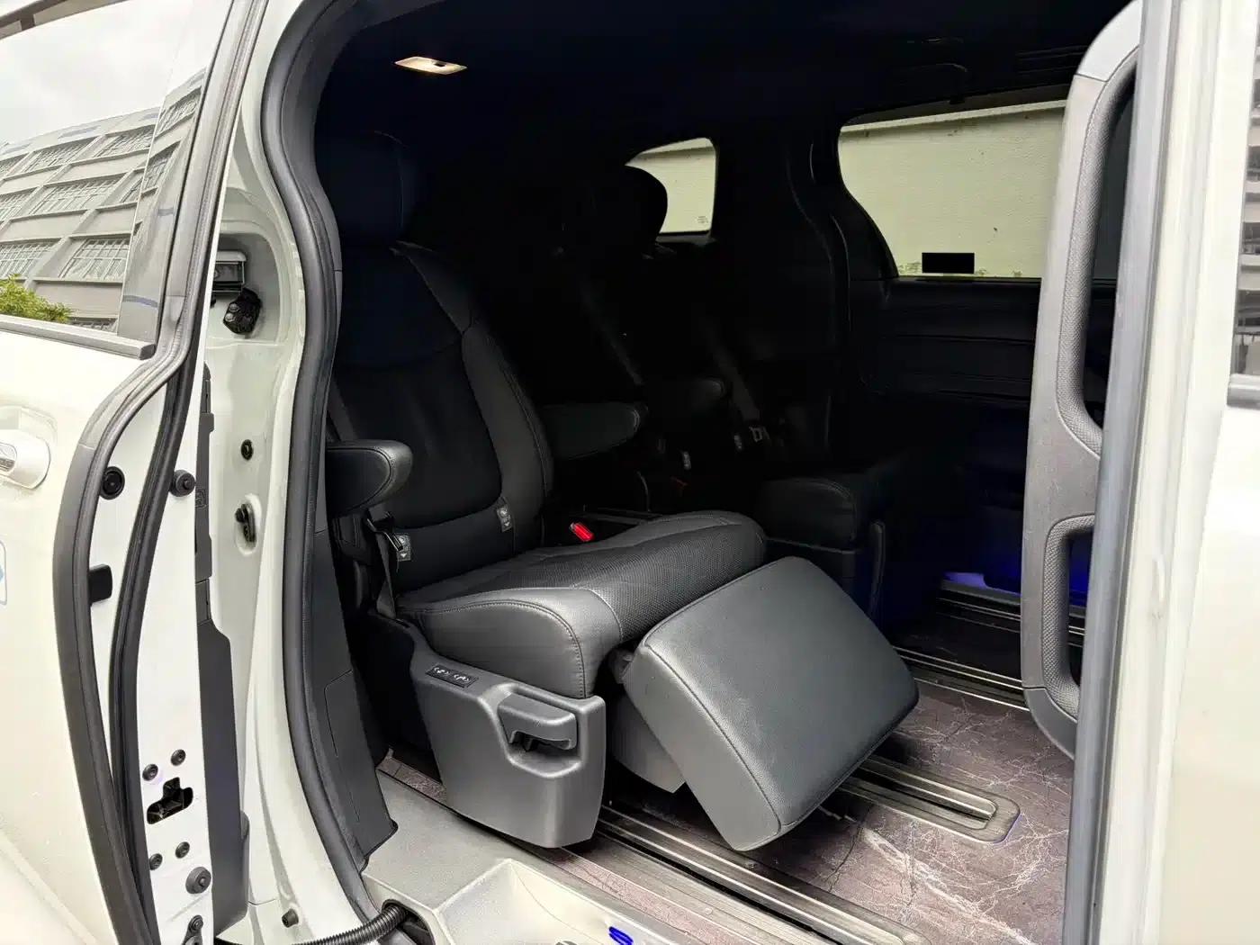 2023 Sienna 2.5L Hybrid Premium Edition — миниатюра 15