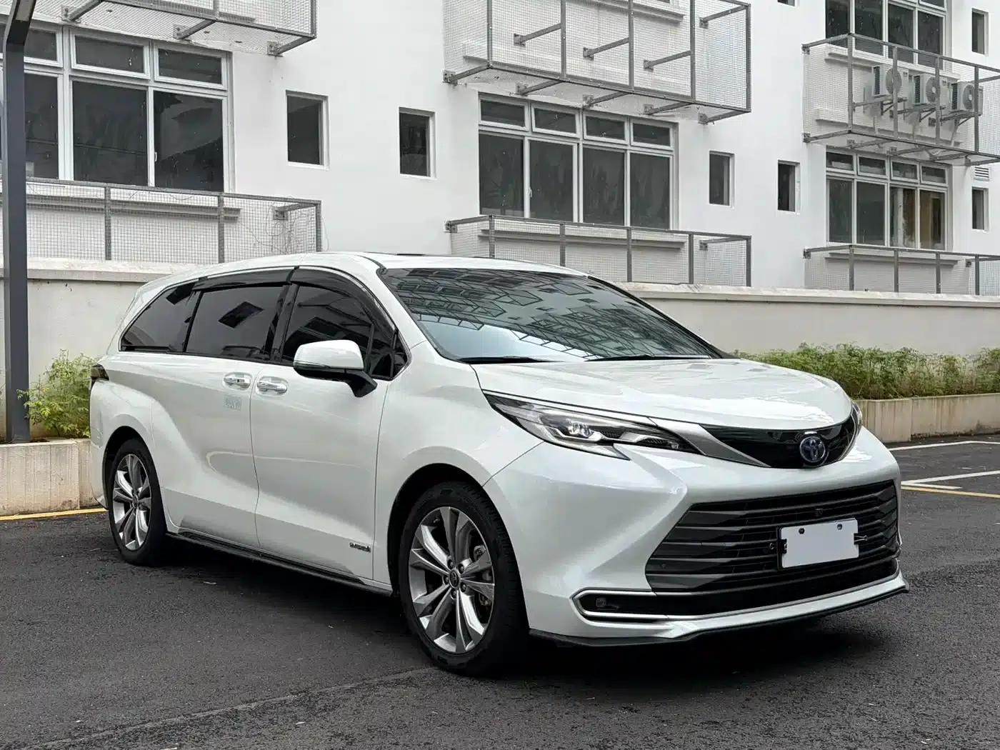 2023 Sienna 2.5L Hybrid Premium Edition — миниатюра 3