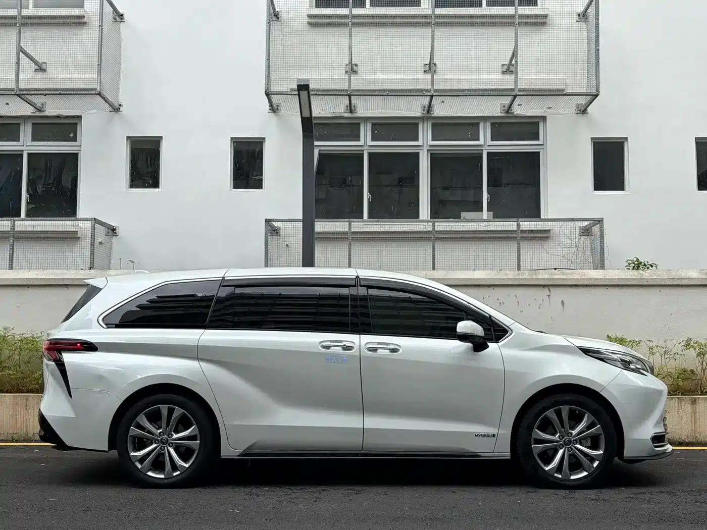 2023 Sienna 2.5L Hybrid Premium Edition — миниатюра 4