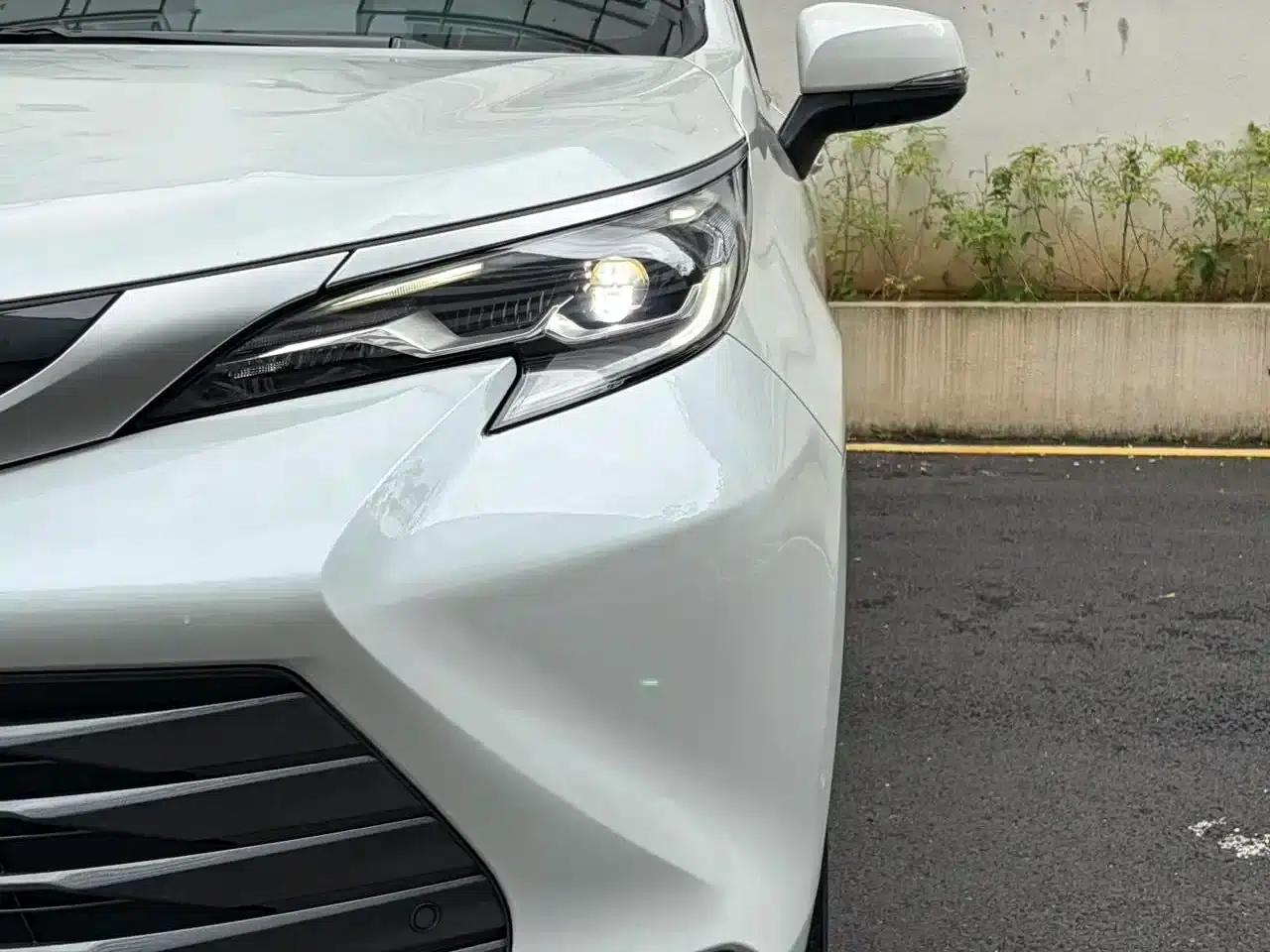 2023 Sienna 2.5L Hybrid Premium Edition — миниатюра 5