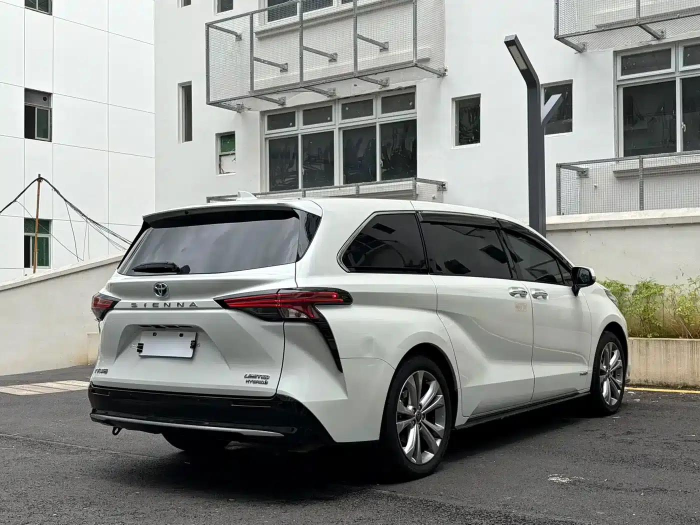 2023 Sienna 2.5L Hybrid Premium Edition — миниатюра 9
