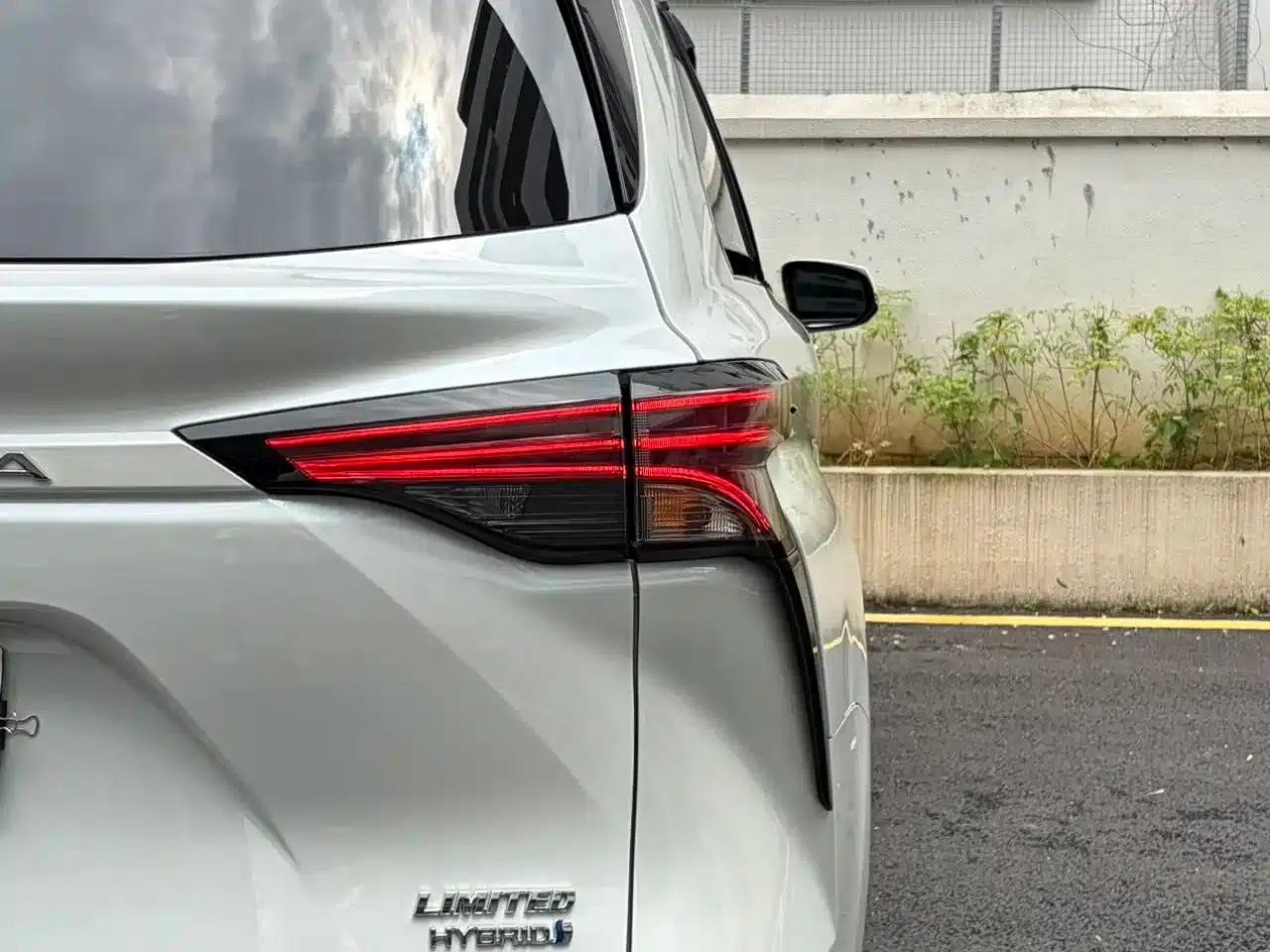 2023 Sienna 2.5L Hybrid Premium Edition — миниатюра 10