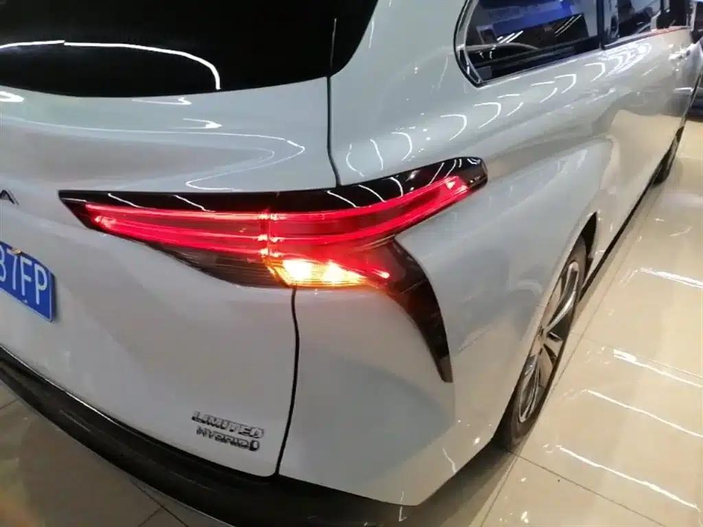 2023 Sienna 2.5L Hybrid Premium Edition — миниатюра 8