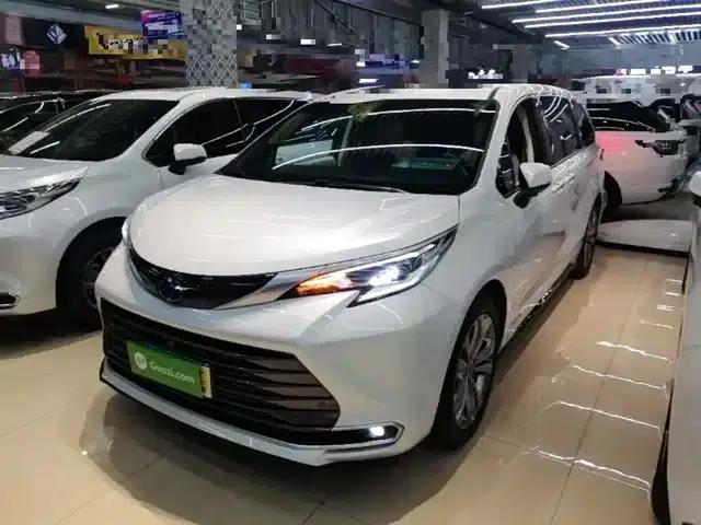 2023 Sienna 2.5L Hybrid Premium Edition