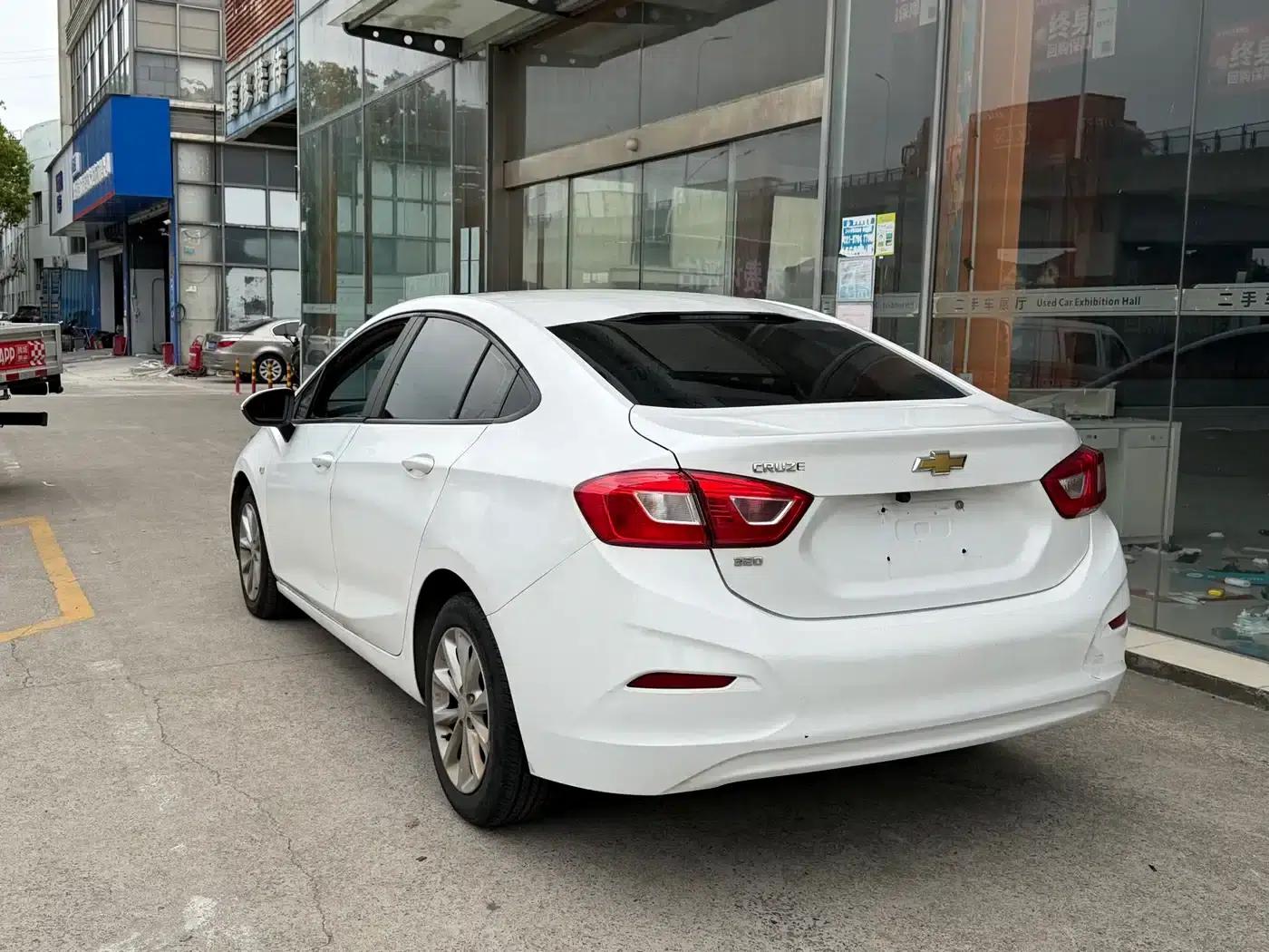 Chevrolet Cruze 2018 320 Automatic Pioneer Sunroof Edition — миниатюра 3