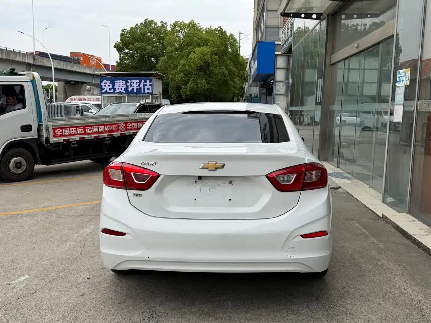 Chevrolet Cruze 2018 320 Automatic Pioneer Sunroof Edition — миниатюра 4