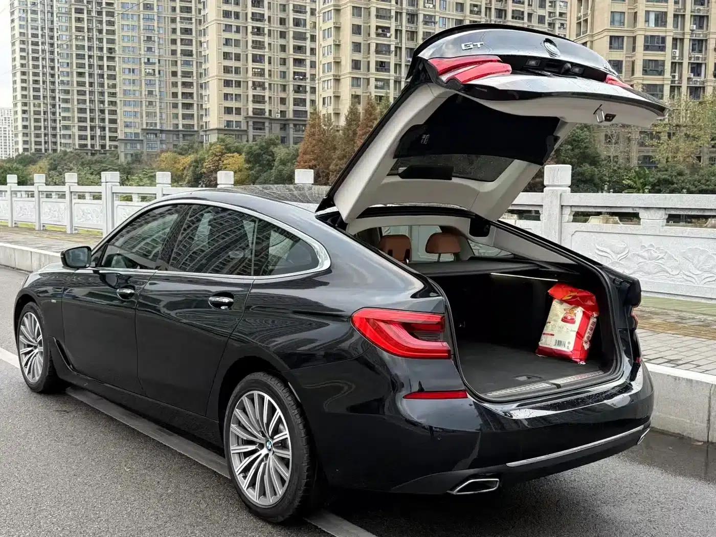 2018 BMW 6 Series GT 630i M Sport Package — миниатюра 5