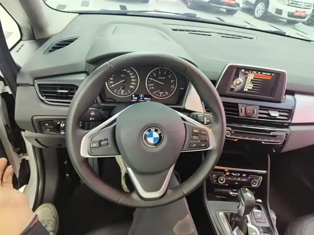 2015 BMW 2 Series Gran Tourer 218i Leading Edition — миниатюра 11