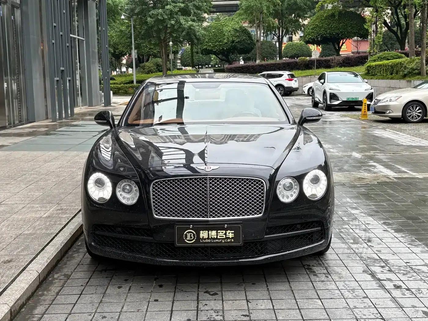 2017 Flying Spur 4.0T V8 Standard Edition — миниатюра 2