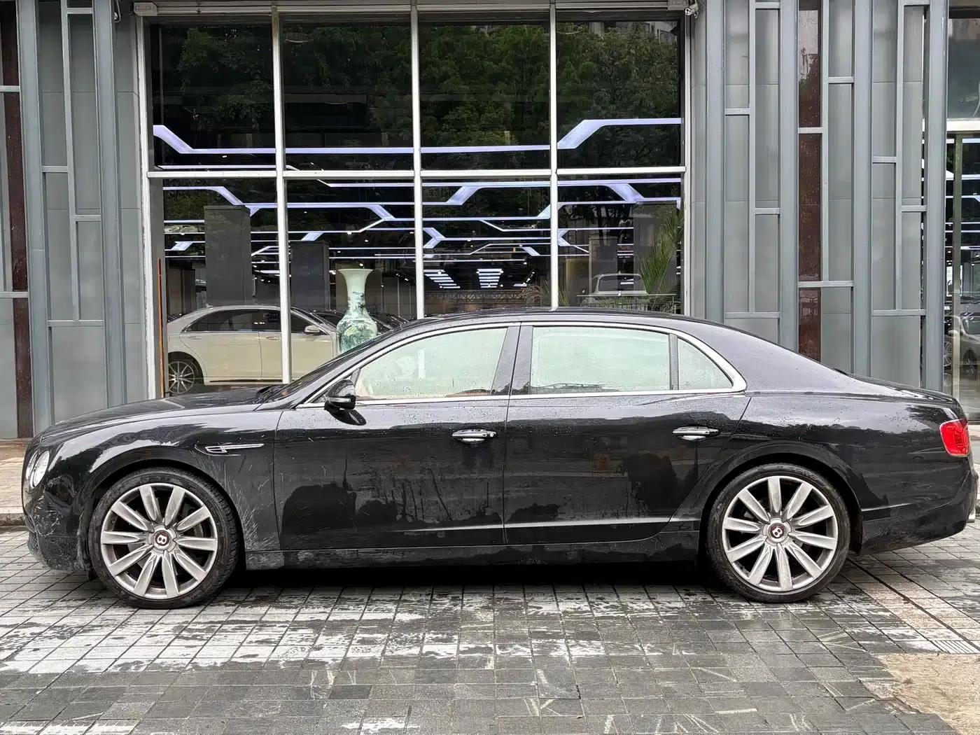 2017 Flying Spur 4.0T V8 Standard Edition — миниатюра 3