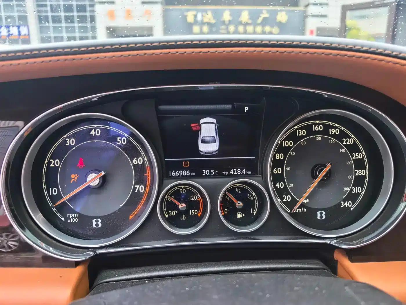 2014 Flying Spur 4.0T V8 Standard Edition — миниатюра 11