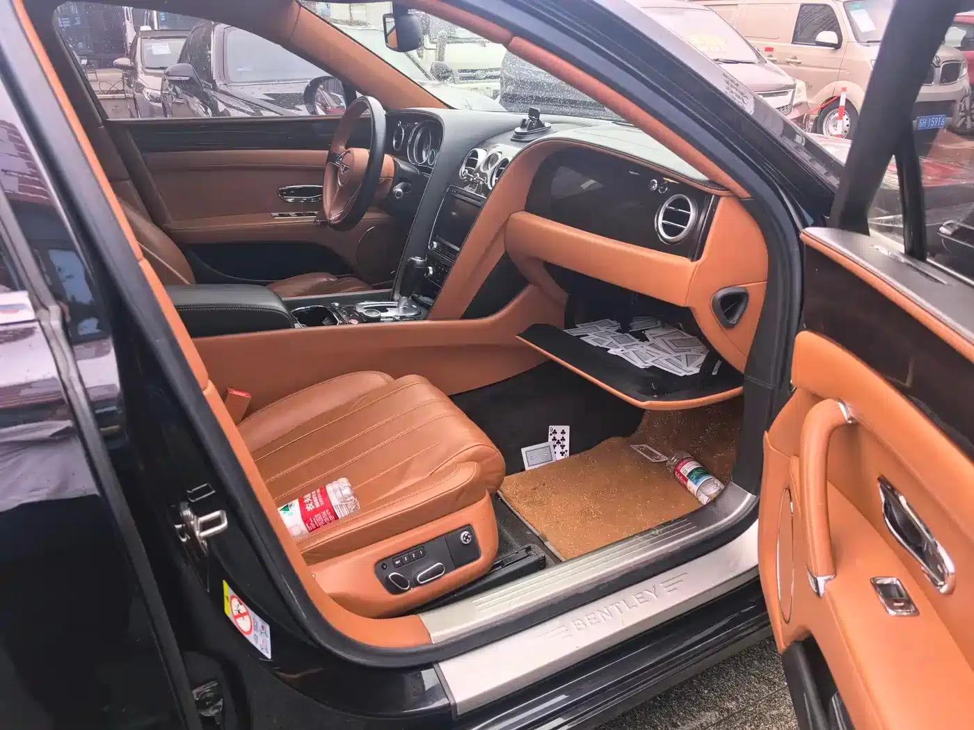 2014 Flying Spur 4.0T V8 Standard Edition — миниатюра 10