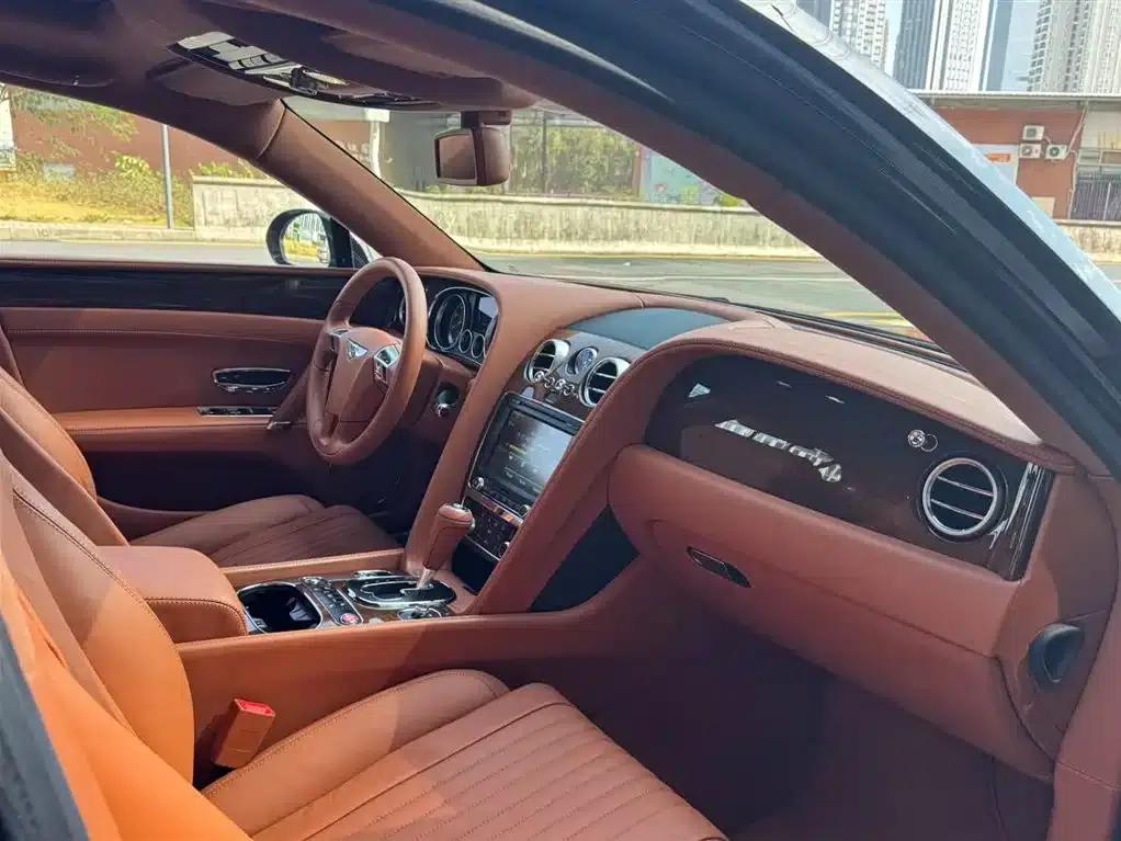 2016 Flying Spur 4.0T V8 Standard Edition — миниатюра 12