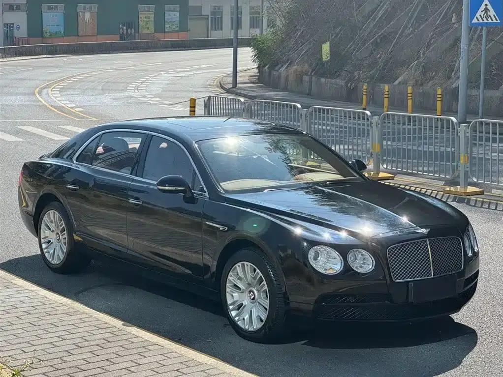 2016 Flying Spur 4.0T V8 Standard Edition — миниатюра 3