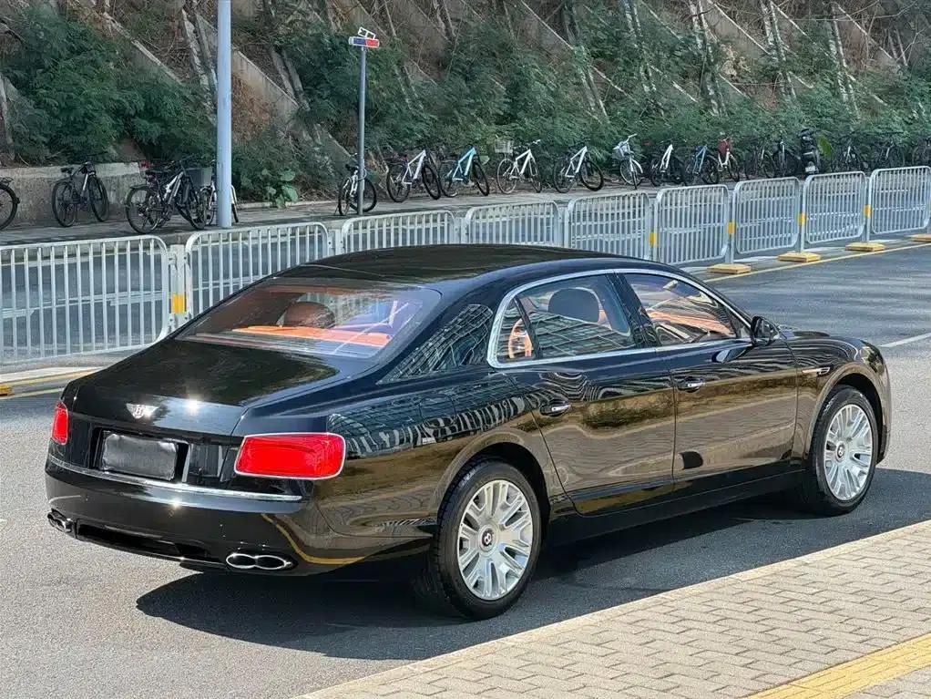 2016 Flying Spur 4.0T V8 Standard Edition — миниатюра 4