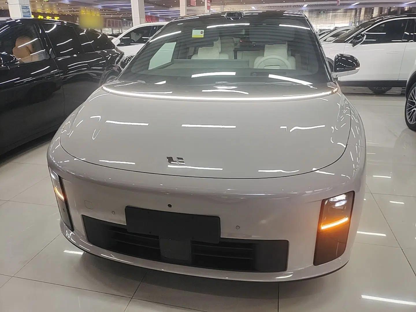 Used Li Auto i6 2025 Model Two-Wheel-Drive Standard Type — миниатюра 2