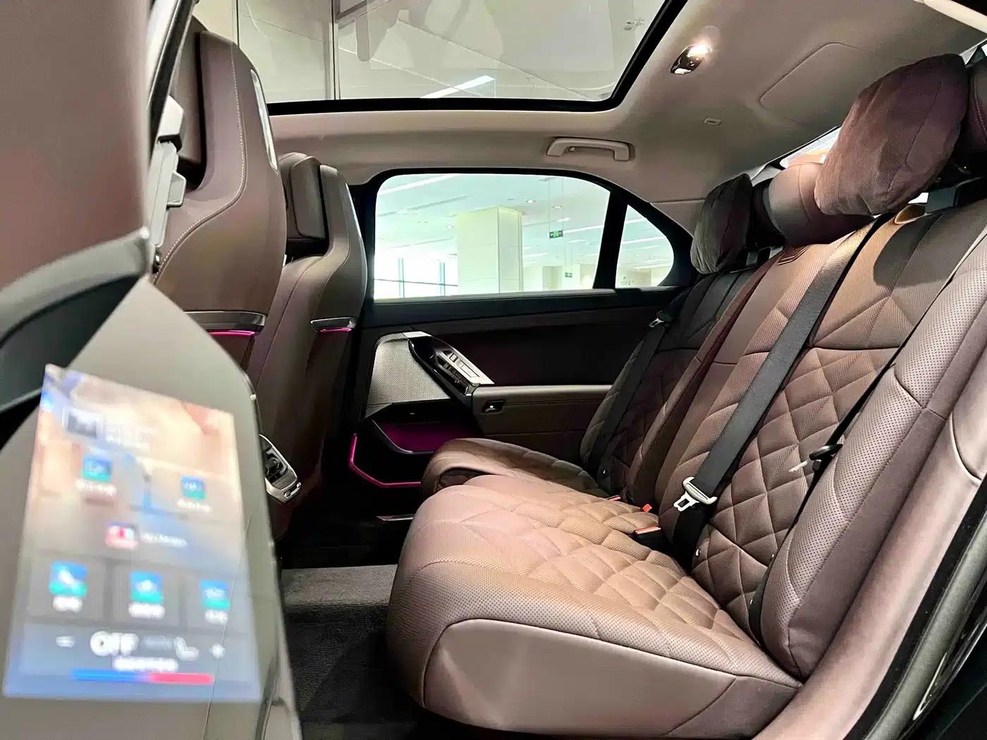 2023 BMW 7 Series 735Li M Sport Package — миниатюра 9