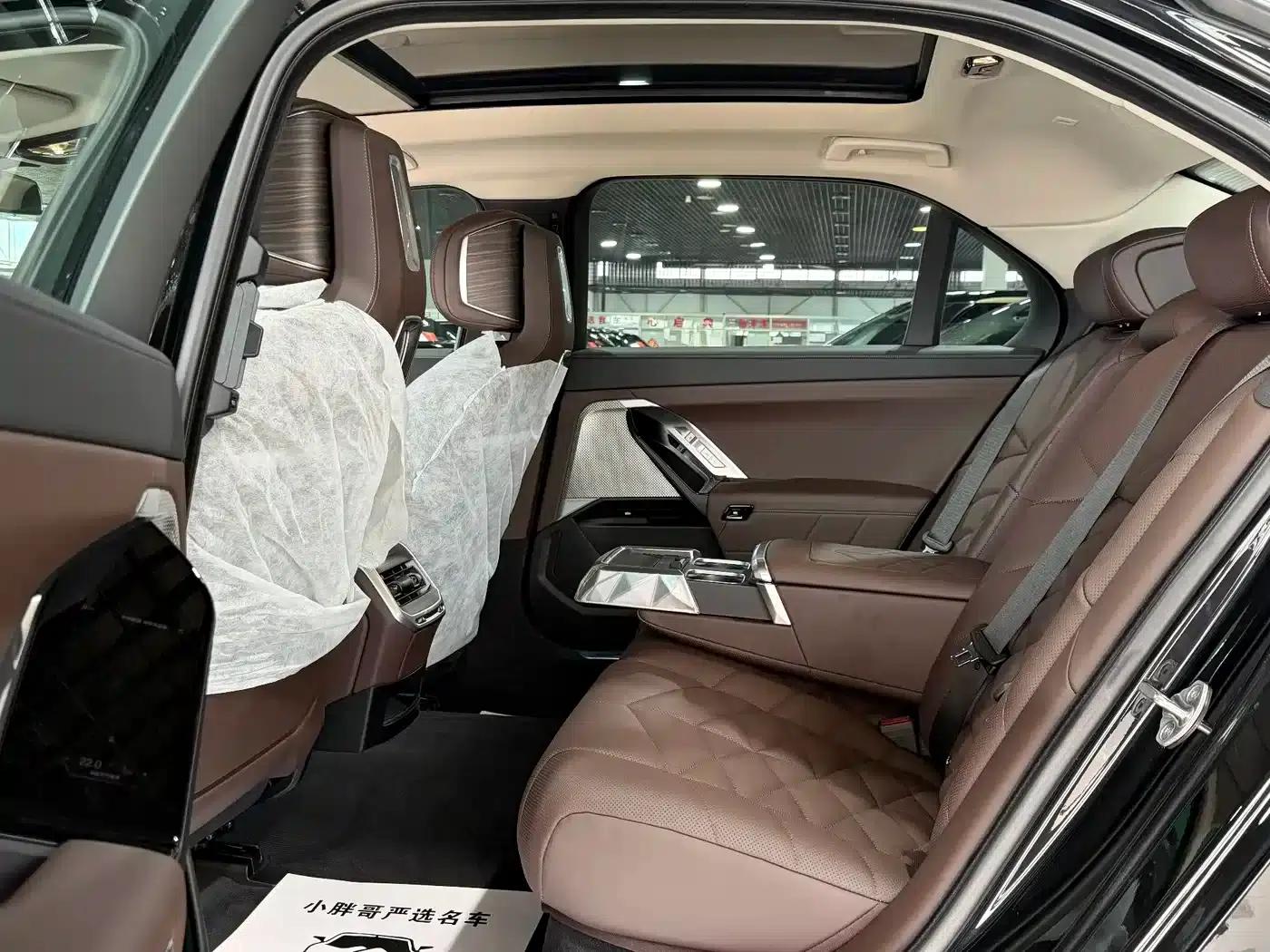 2023 BMW 7 Series 740Li Leading Edition M Sport Package — миниатюра 11