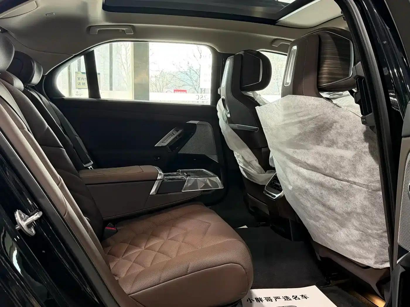 2023 BMW 7 Series 740Li Leading Edition M Sport Package — миниатюра 12