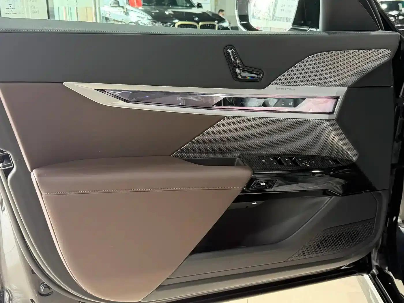 2023 BMW 7 Series 740Li Leading Edition M Sport Package — миниатюра 4