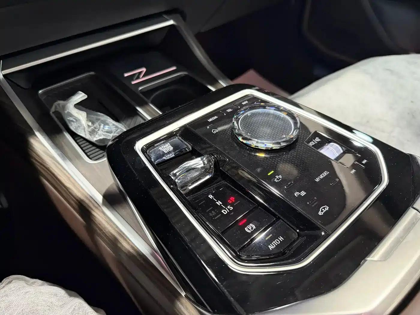 2023 BMW 7 Series 740Li Leading Edition M Sport Package — миниатюра 8