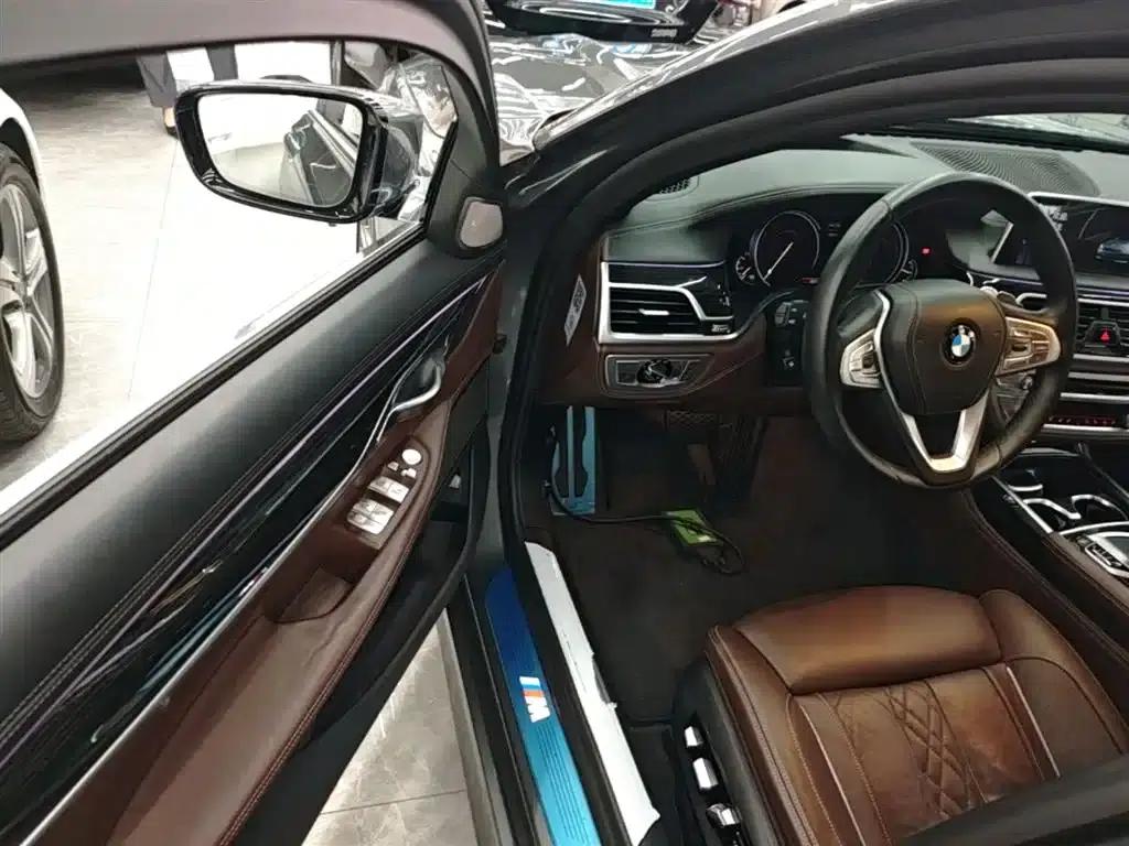 2018 BMW 7 Series 730Li Luxury M Sport Package — миниатюра 16