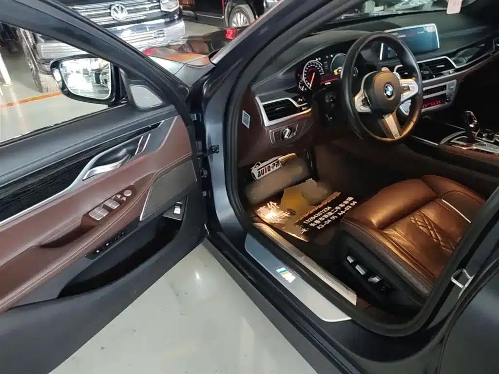 2018 BMW 7 Series 730Li Luxury M Sport Package — миниатюра 16