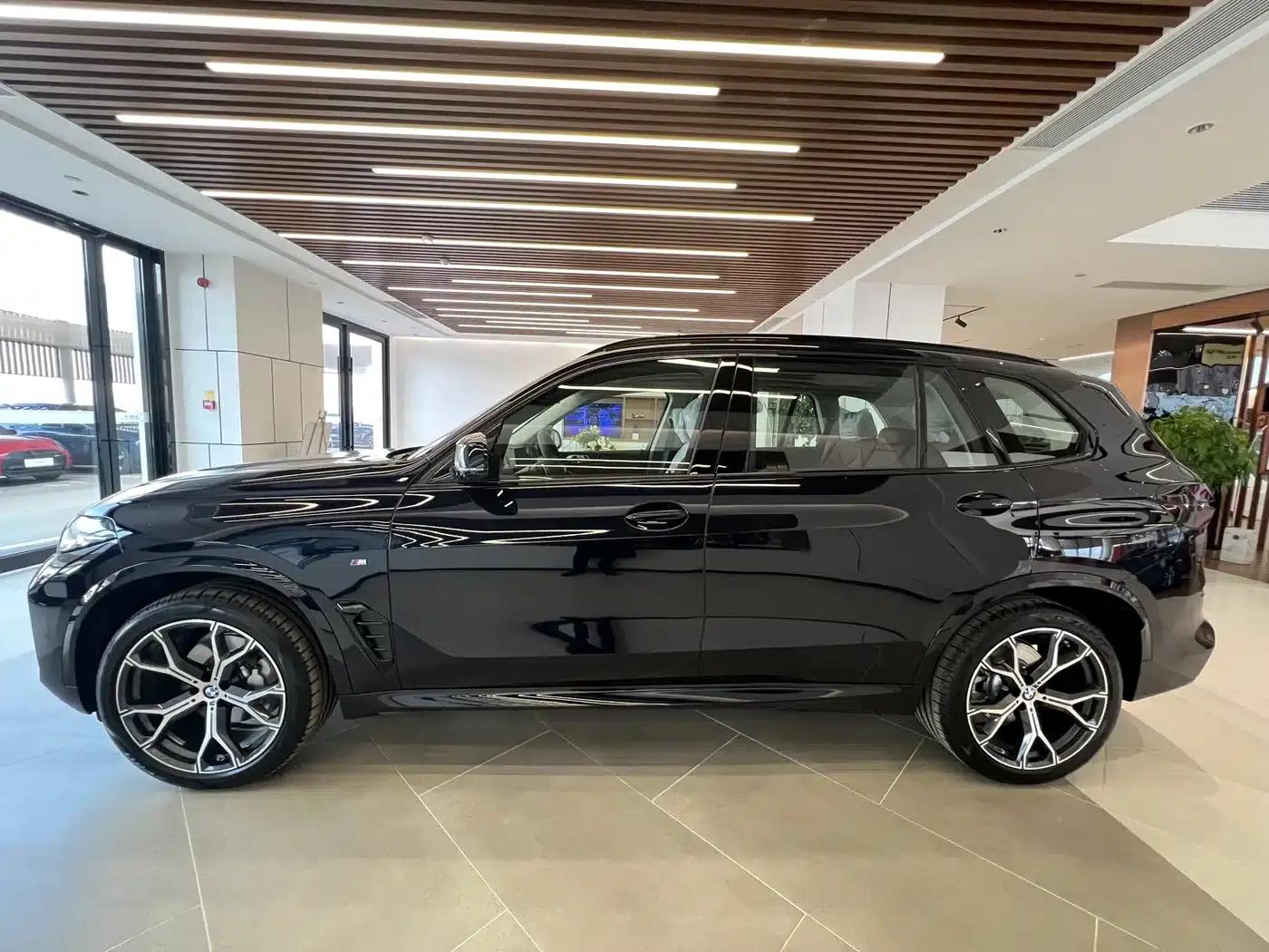 BMW X5 2025 xDrive 30Li M Sport Shadow Edition — миниатюра 3