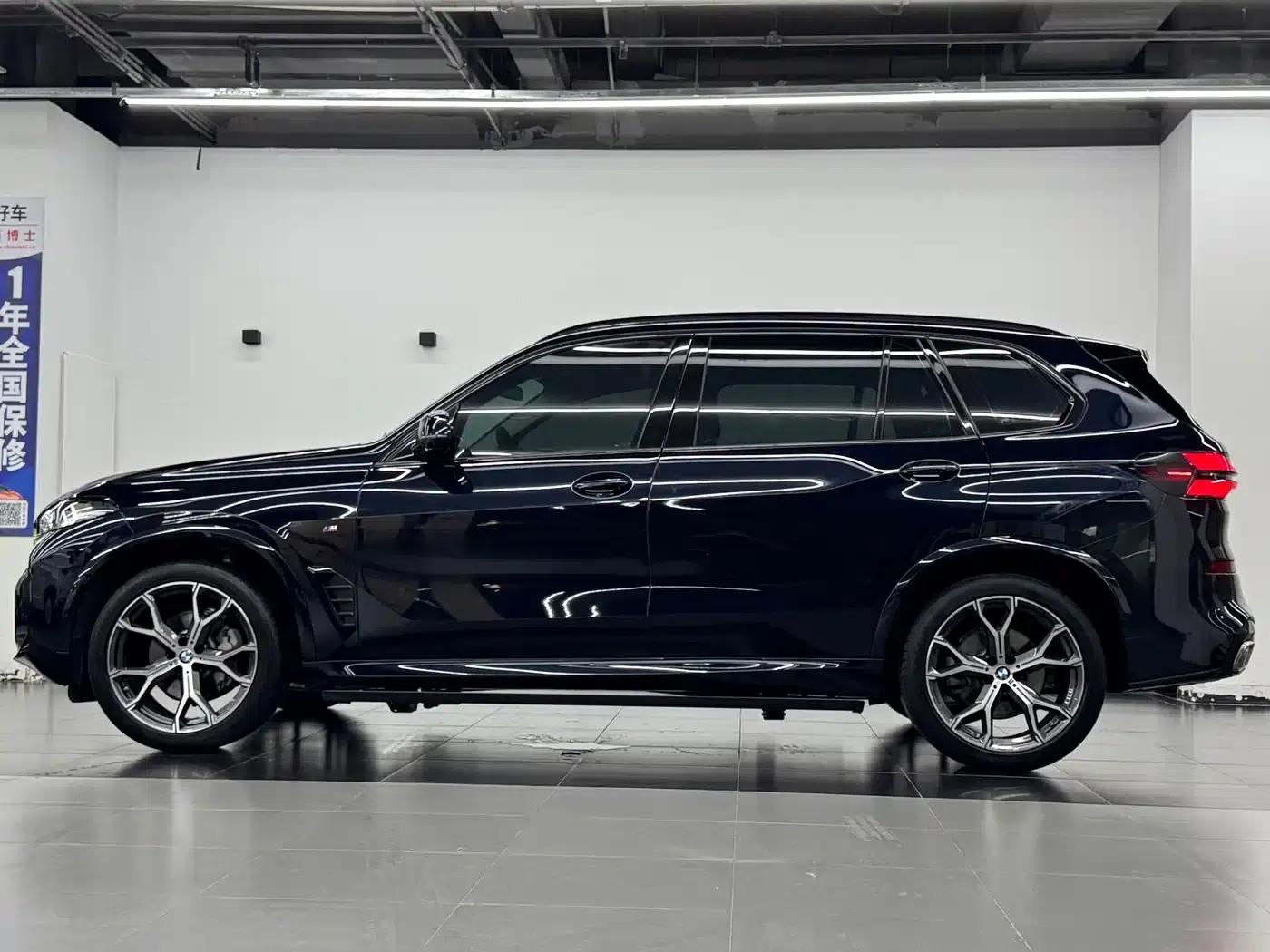 BMW X5 2023 xDrive 30Li M Sport Shadow Edition — миниатюра 12