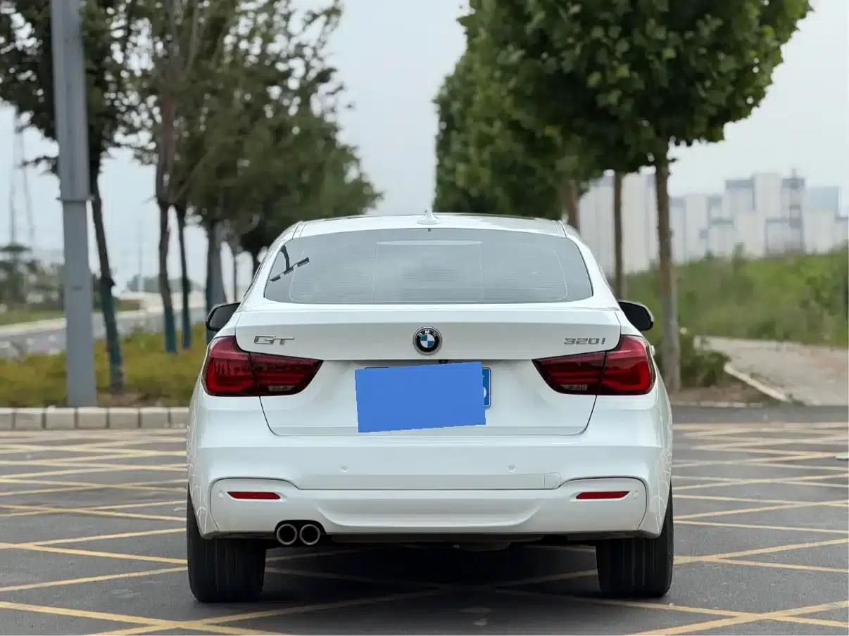 2020 BMW 3 Series GT 320i M Sport Package — миниатюра 8