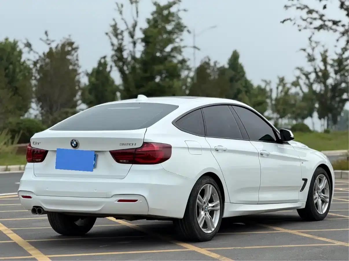 2020 BMW 3 Series GT 320i M Sport Package — миниатюра 9