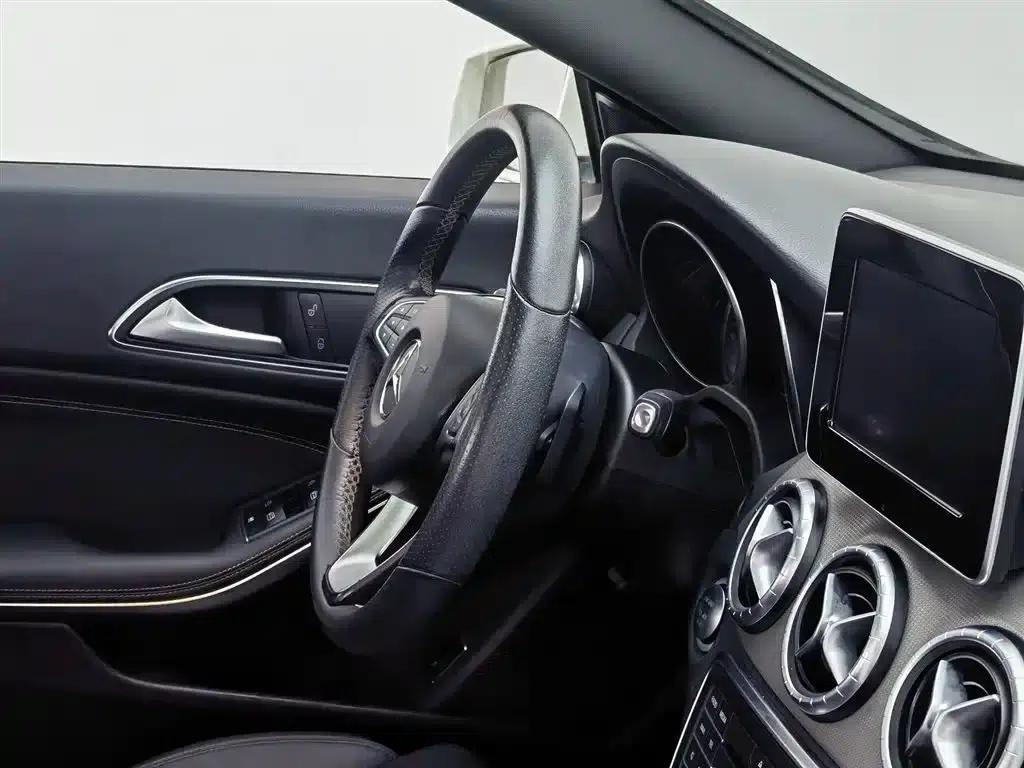 Imported Mercedes-Benz CLA 2017 CLA 200 Dynamic — миниатюра 22
