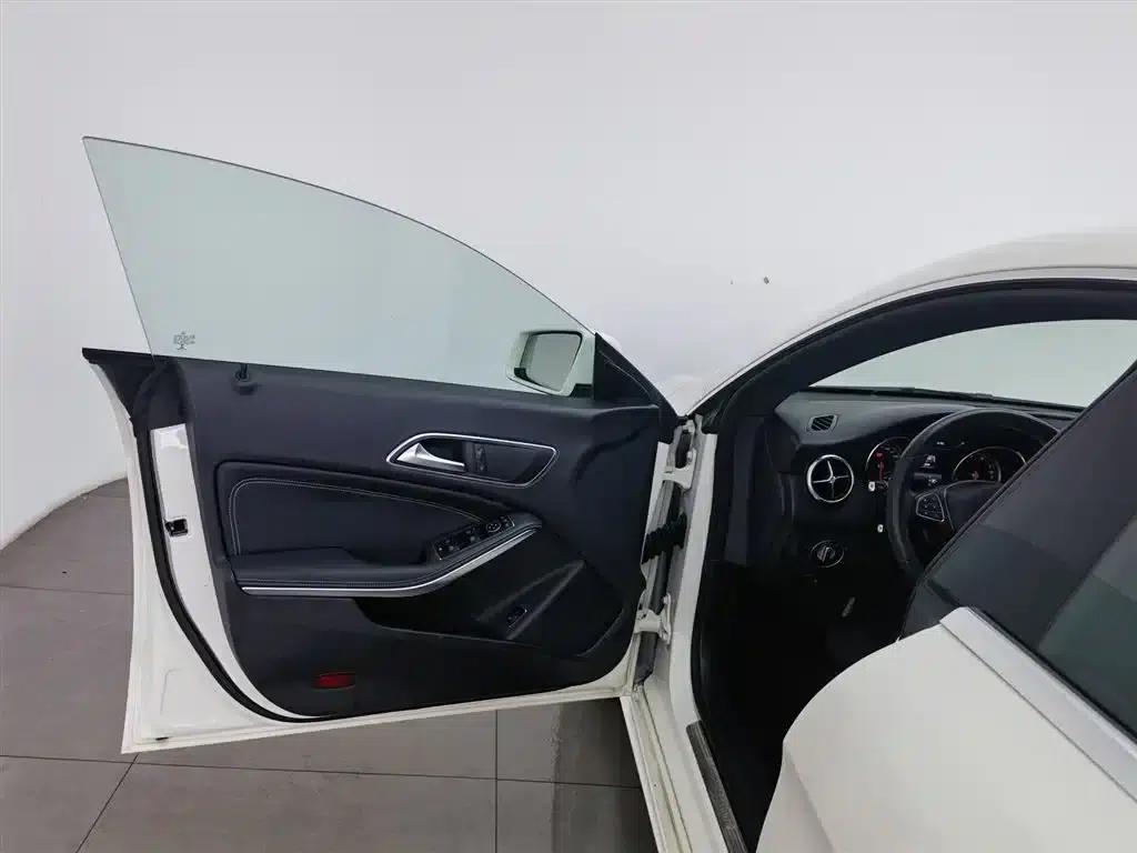 Imported Mercedes-Benz CLA 2017 CLA 200 Dynamic — миниатюра 8