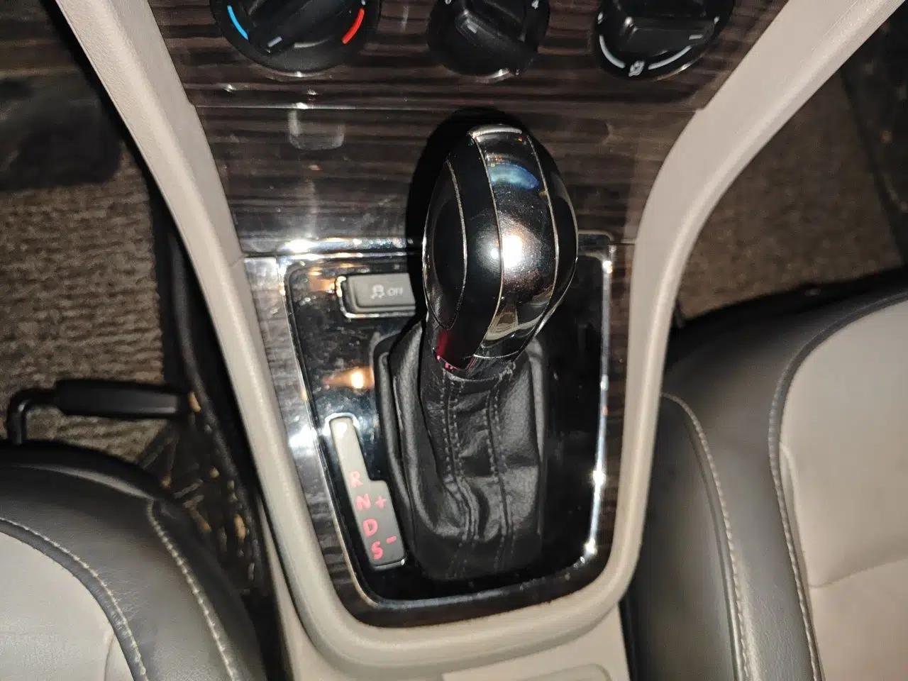 Used Volkswagen Gran Lavida 2013 1.6L Automatic Luxury Model — миниатюра 14