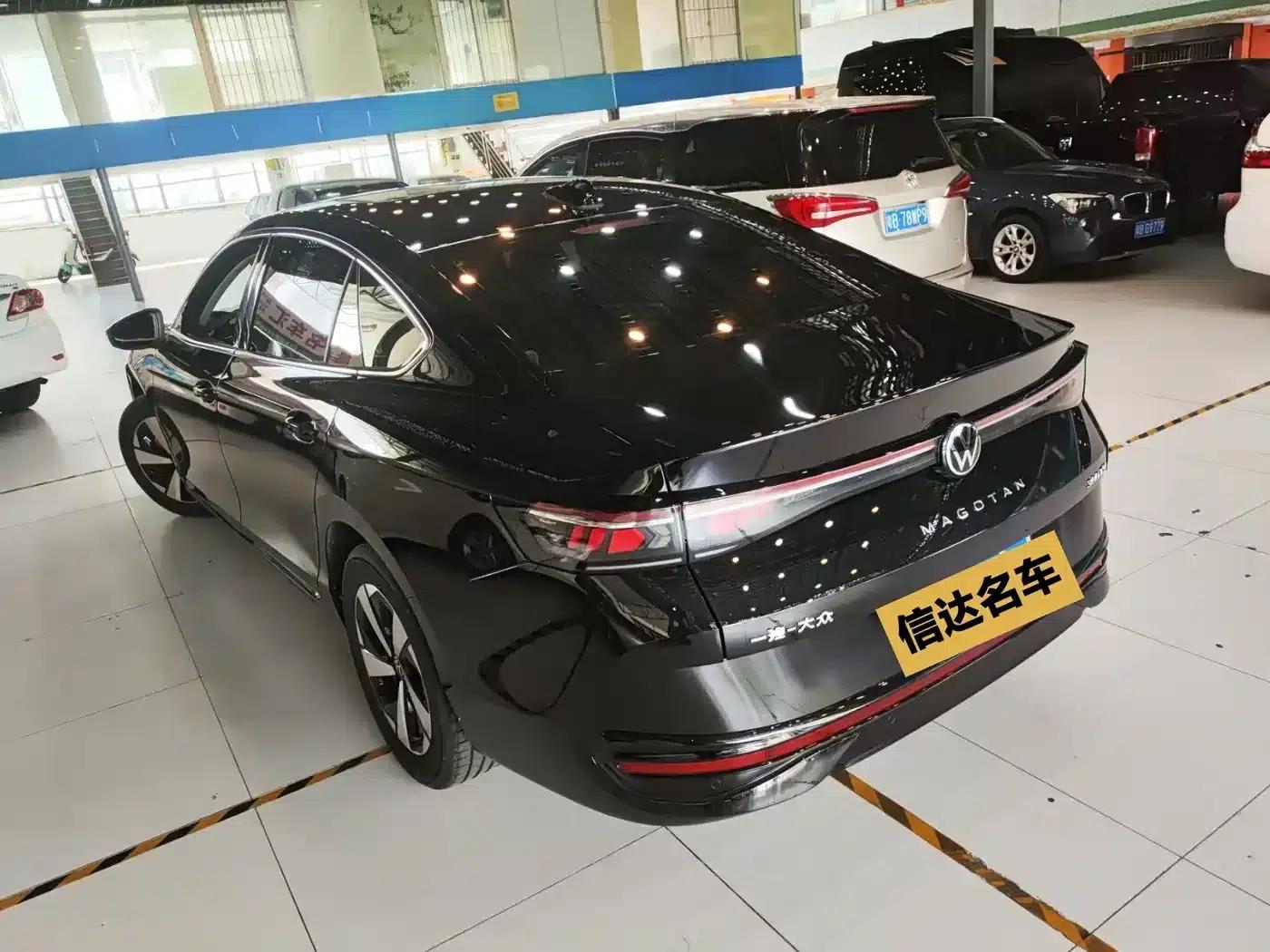 The 2024 Volkswagen Passat 300TSI DSG Premium Edition features a striking package. — миниатюра 6
