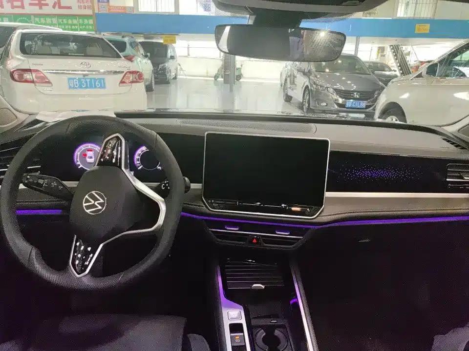 The 2024 Volkswagen Passat 300TSI DSG Premium Edition features a striking package. — миниатюра 7