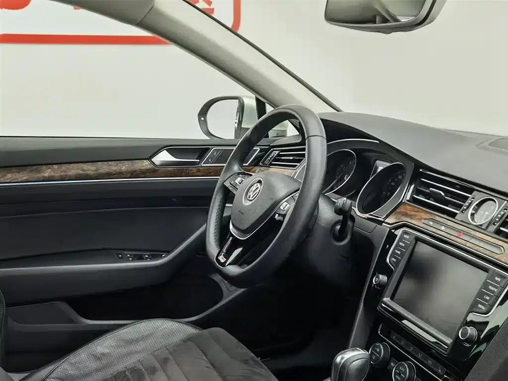 2017 Volkswagen Passat 380TSI DSG Premium — миниатюра 22