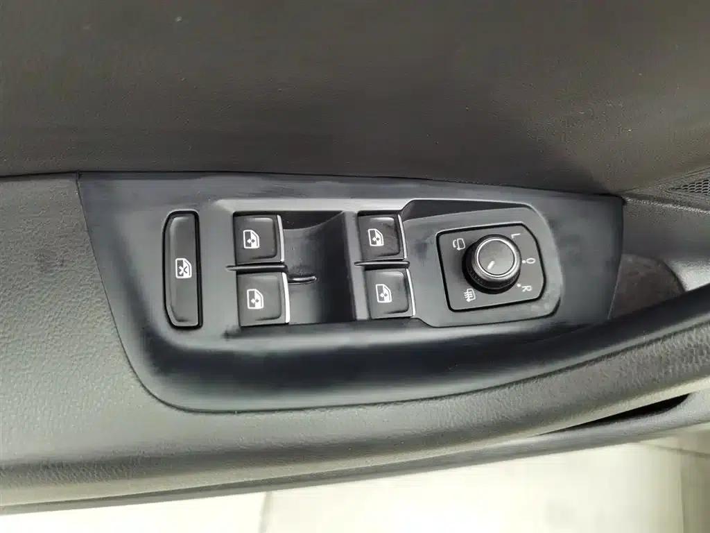 2020 Volkswagen Passat 330TSI DSG Leading Edition — миниатюра 9