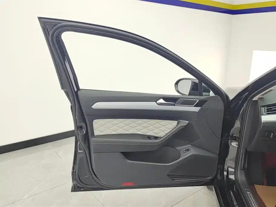 Volkswagen Magotan 2023 2 Millionth Unit Commemorative Edition 330TSI DSG Luxury — миниатюра 7
