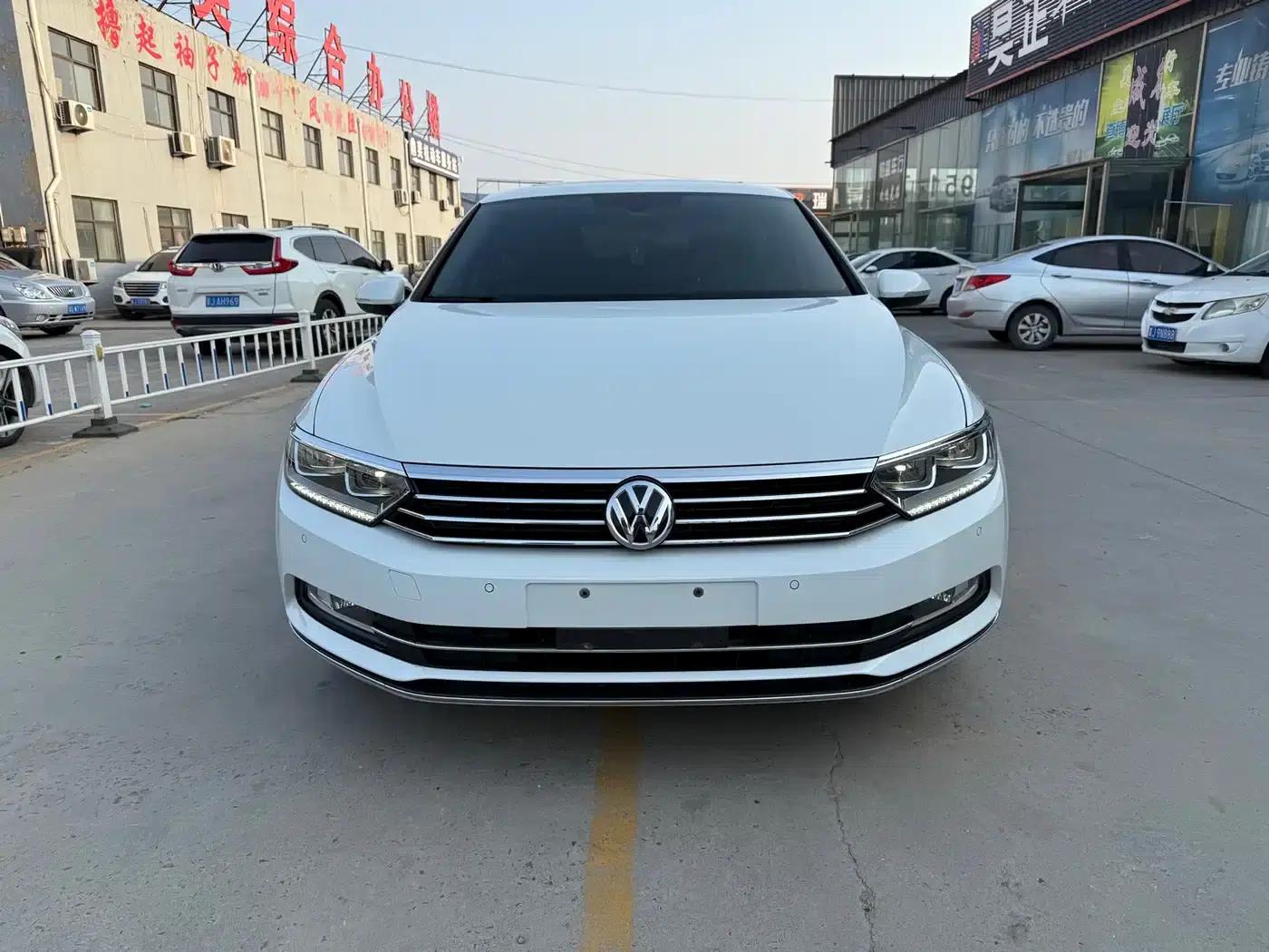 2017 Volkswagen Passat 330TSI DSG Luxury — миниатюра 1