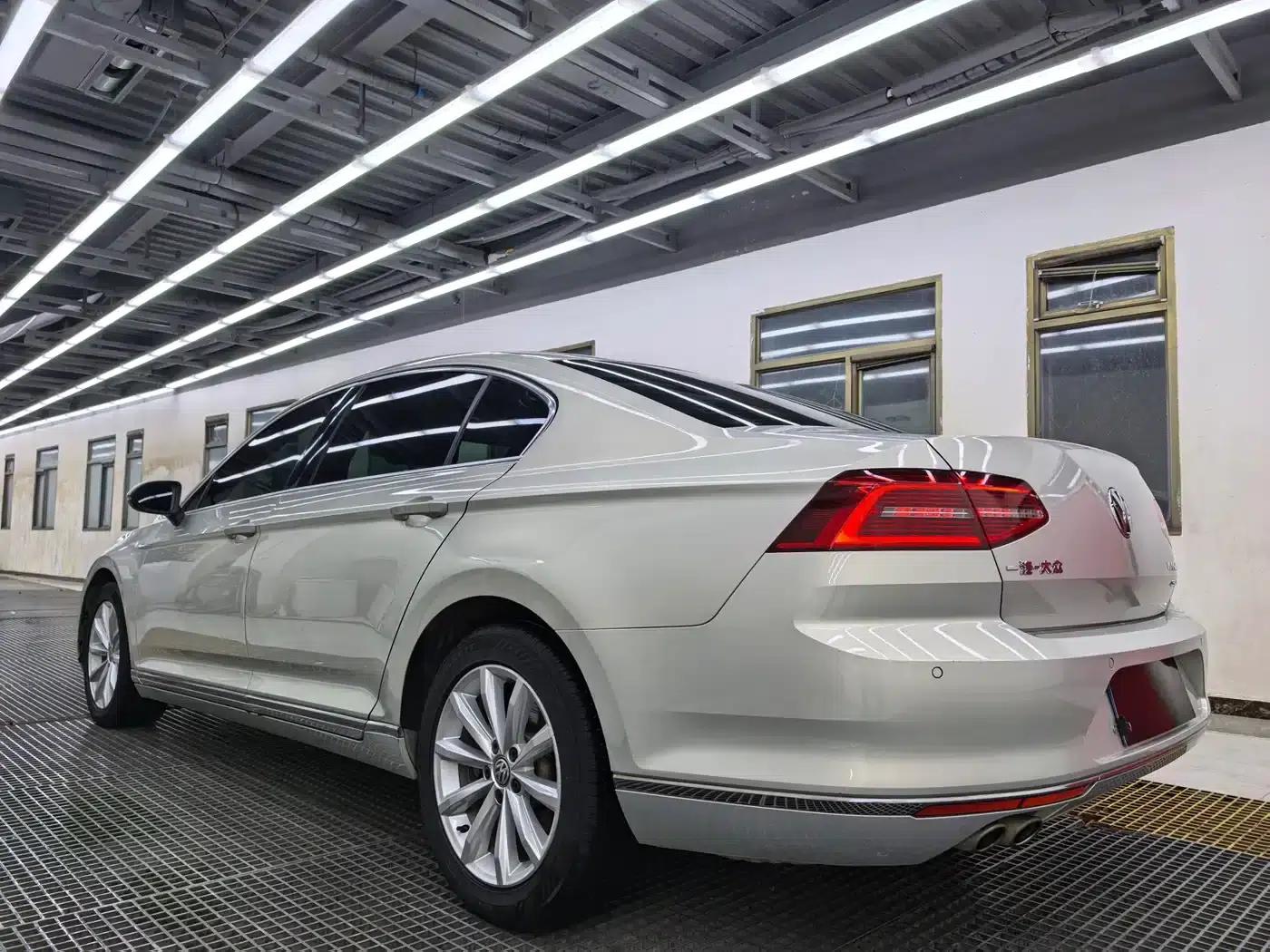 2017 Volkswagen Magotan 330TSI DSG Leading Edition — миниатюра 3
