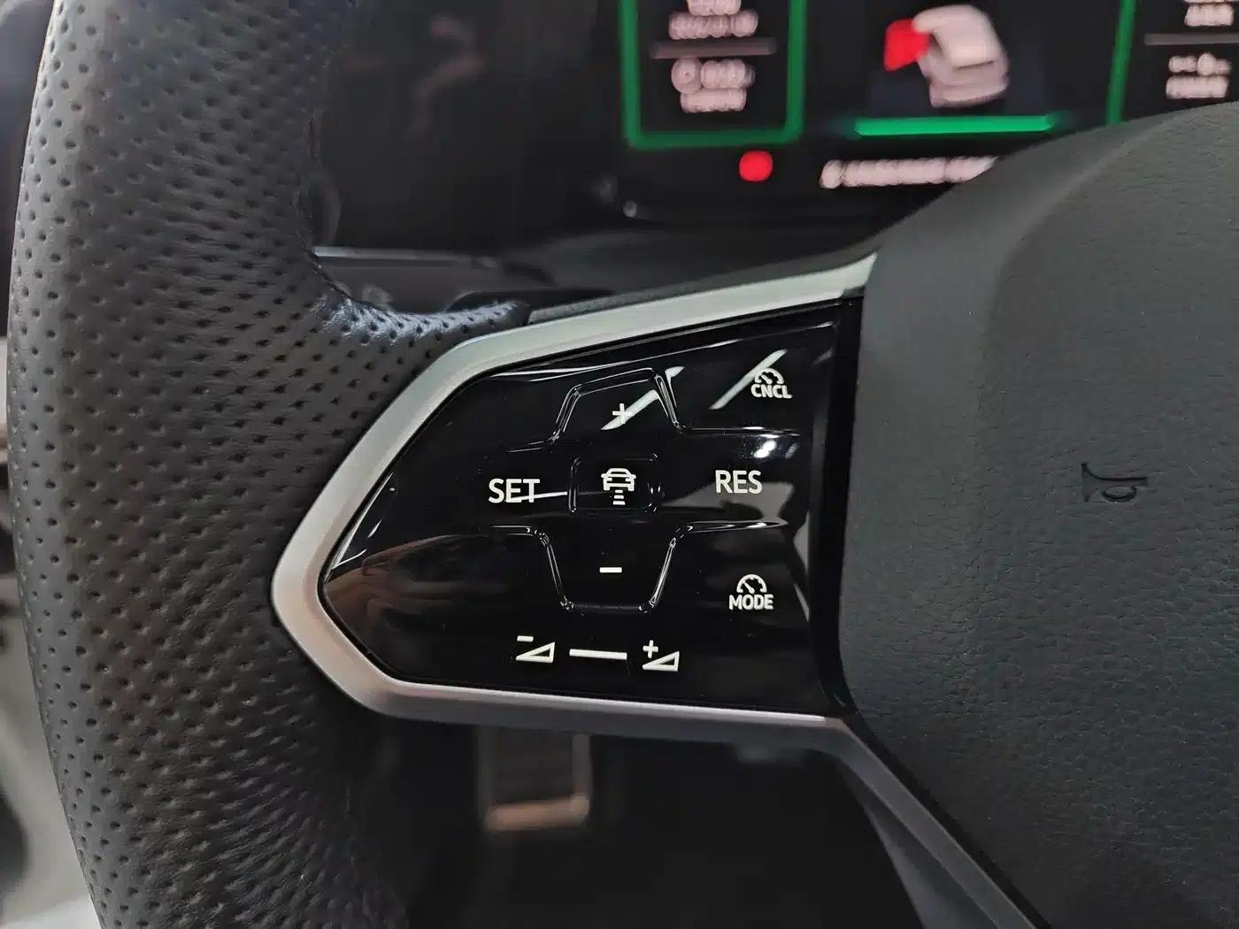 2025 Golf 300TSI R-Line — миниатюра 13