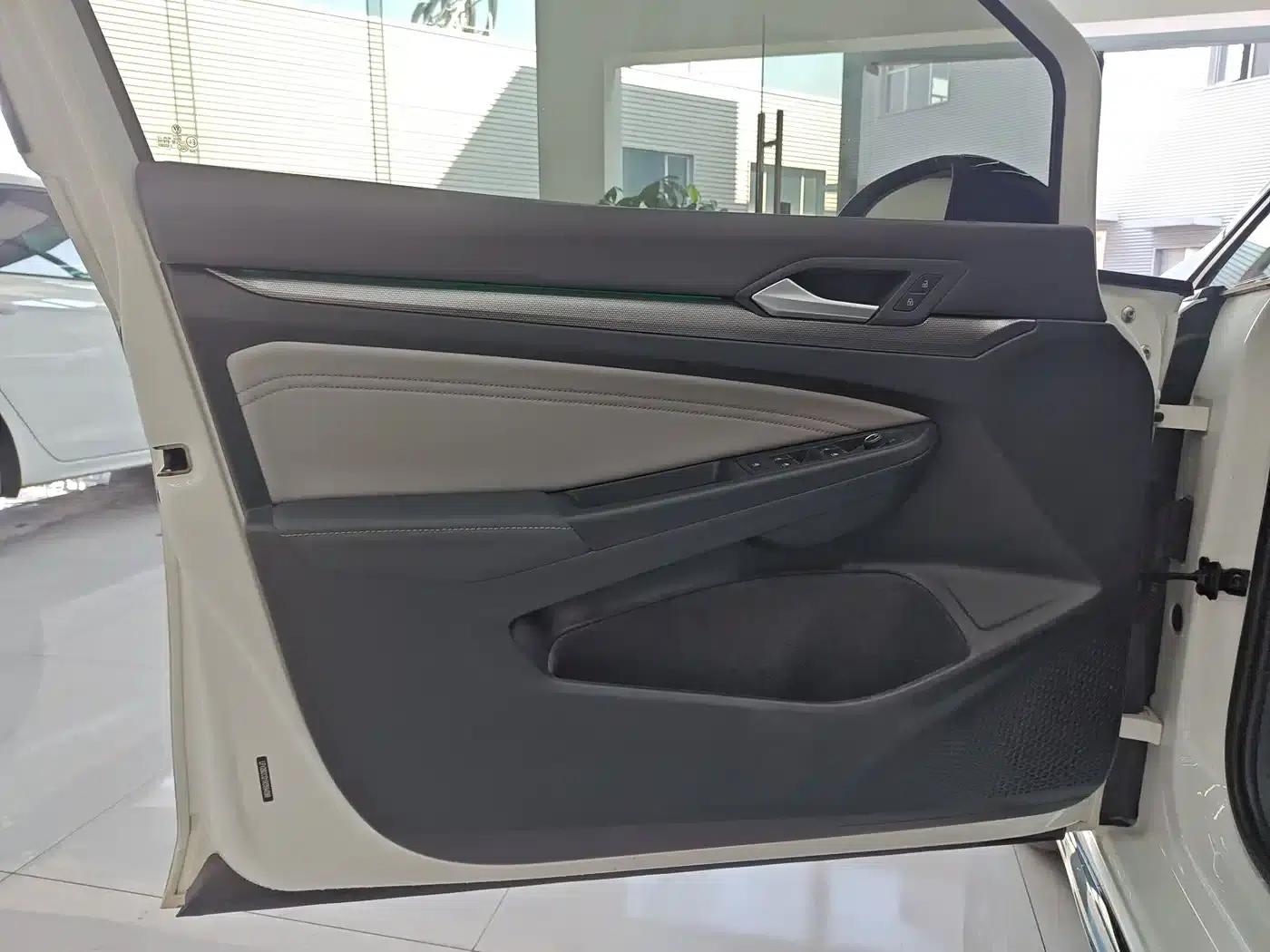 2025 Golf 300TSI R-Line — миниатюра 16