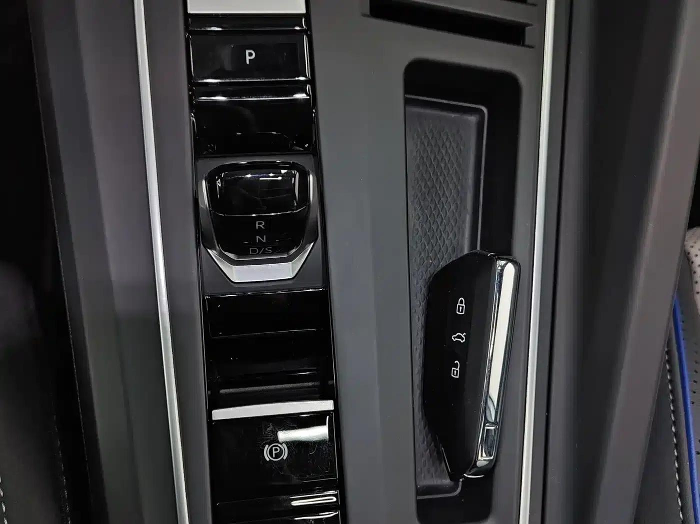2025 Golf 300TSI R-Line — миниатюра 18