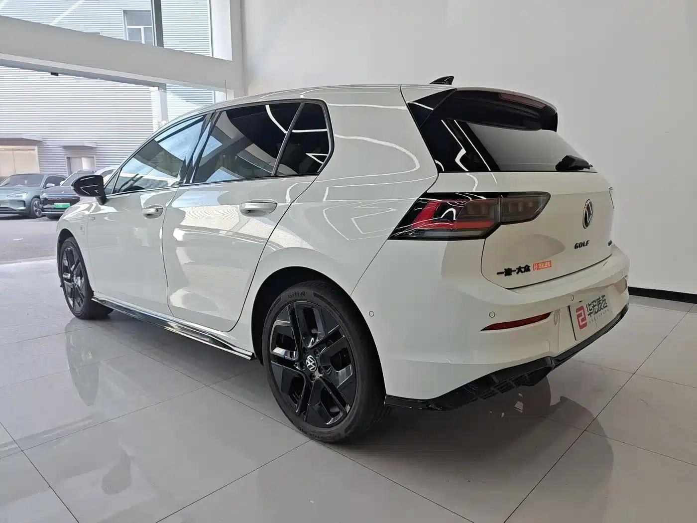 2025 Golf 300TSI R-Line — миниатюра 3