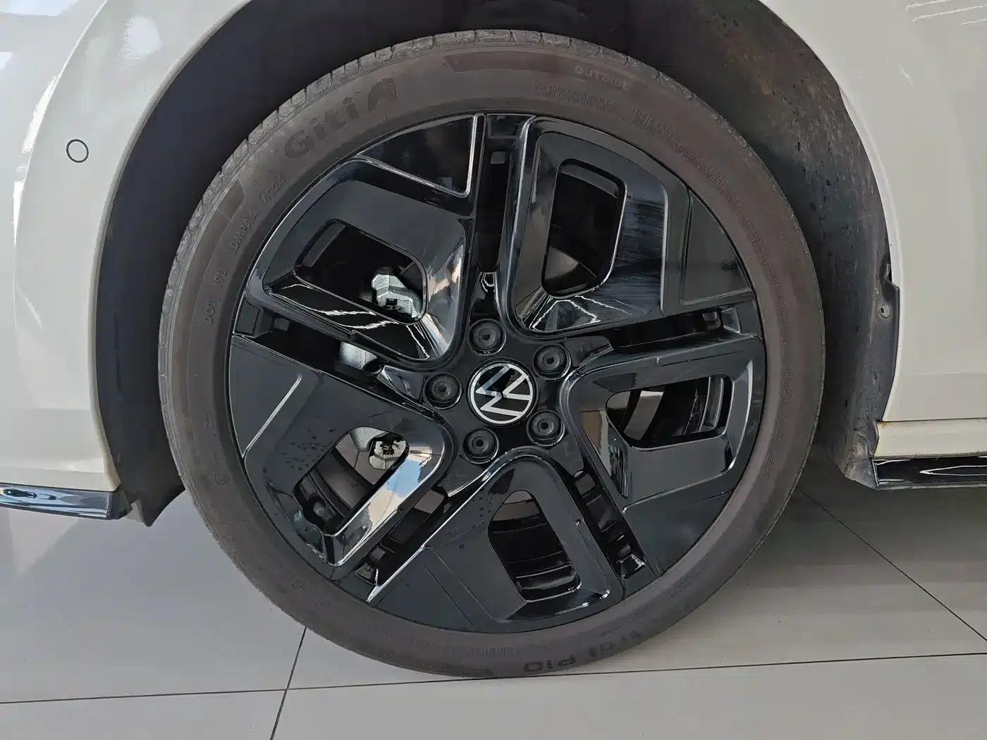 2025 Golf 300TSI R-Line — миниатюра 23