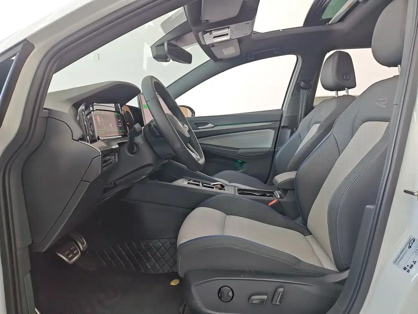 2025 Golf 300TSI R-Line — миниатюра 6