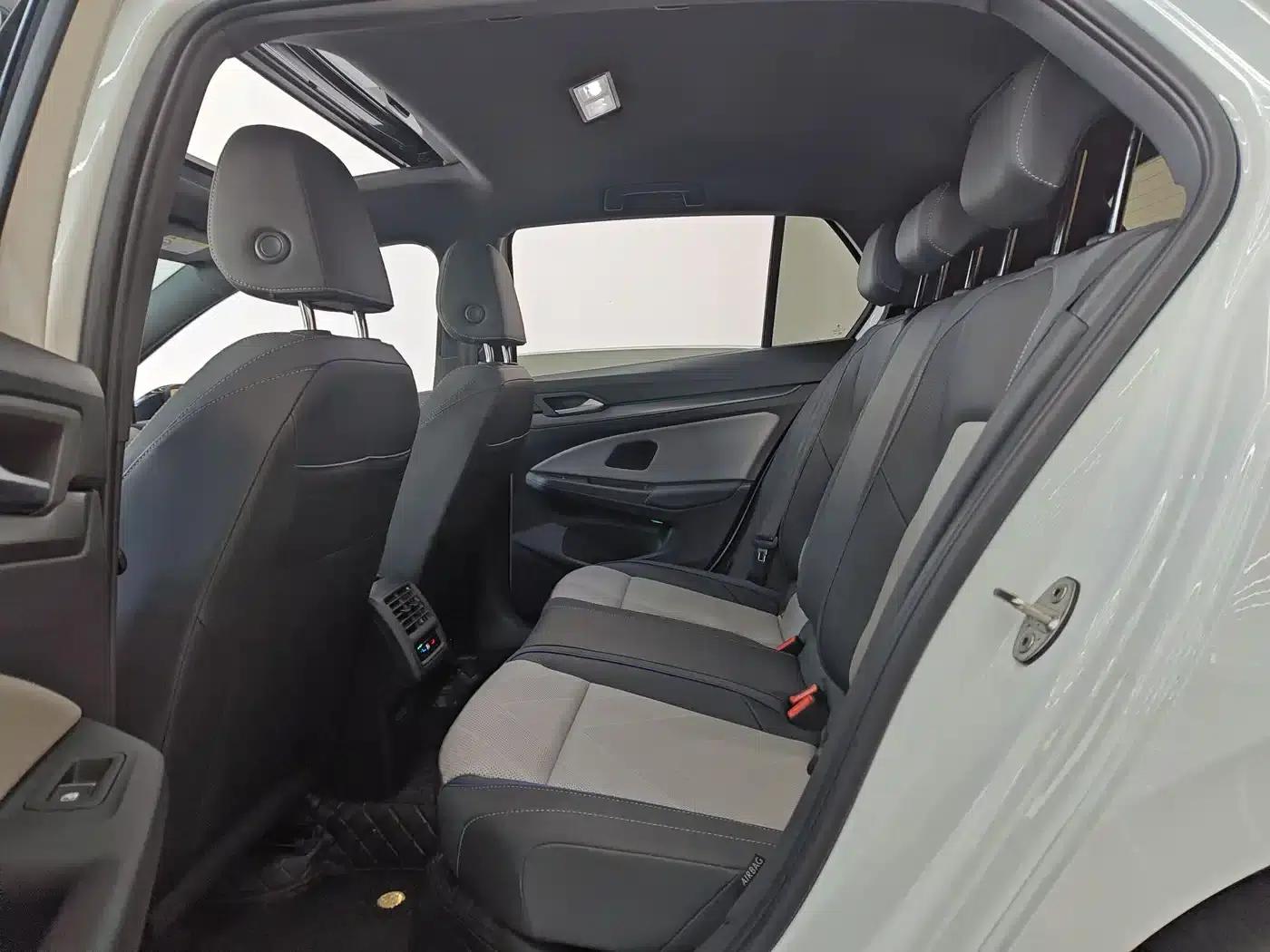 2025 Golf 300TSI R-Line — миниатюра 7